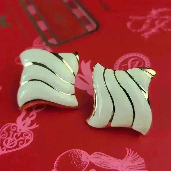 VINTAGE gold tone cream enamel earrings NWOT - Picture 5 of 12